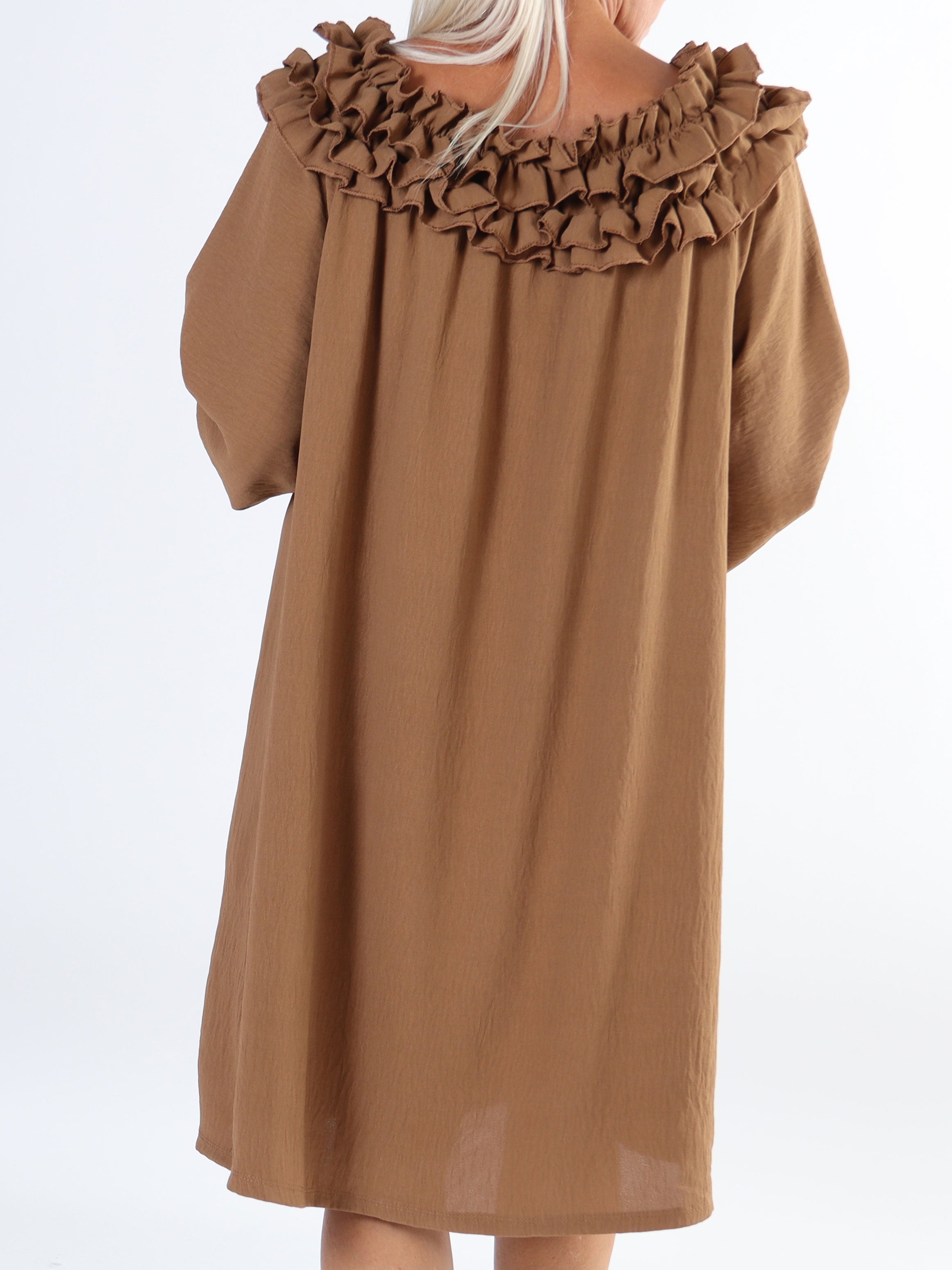 Chili Dress - Plus size kjole med lange ærmer og flæser